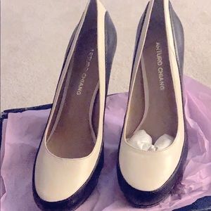 Cute black/cream leather Pumps. Contrast is cute!